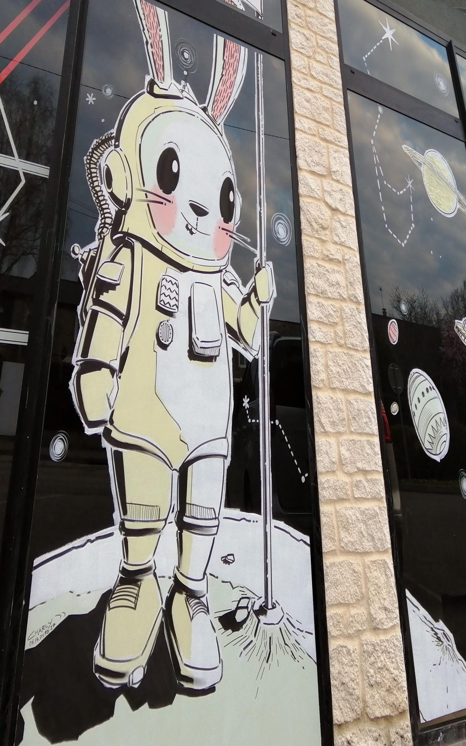 Vitrine de Pâques cosmique avec lapin astronaute et décor spatial