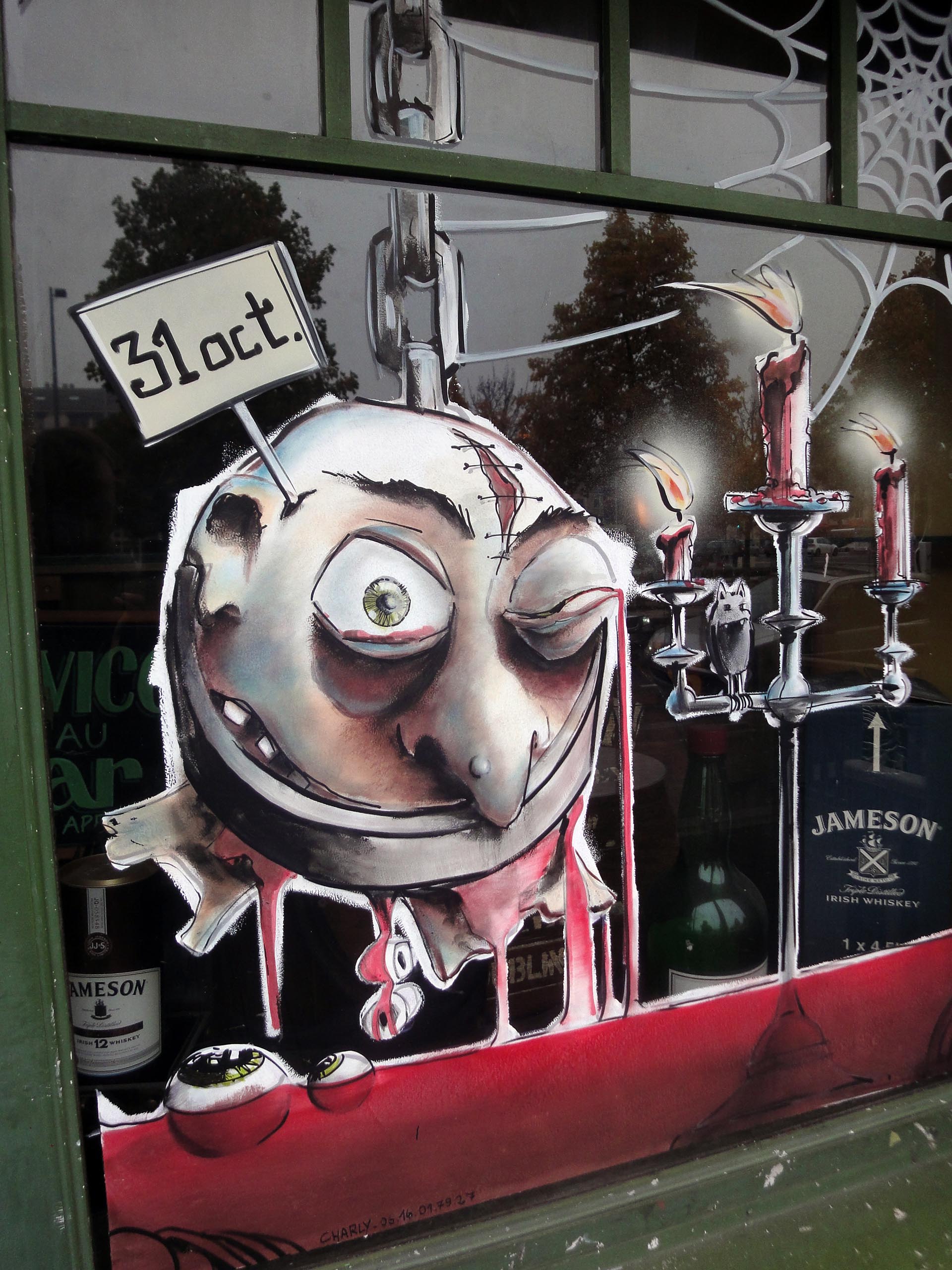 Décor Halloween sanglant sur la vitrine du pub O’Donnell’s