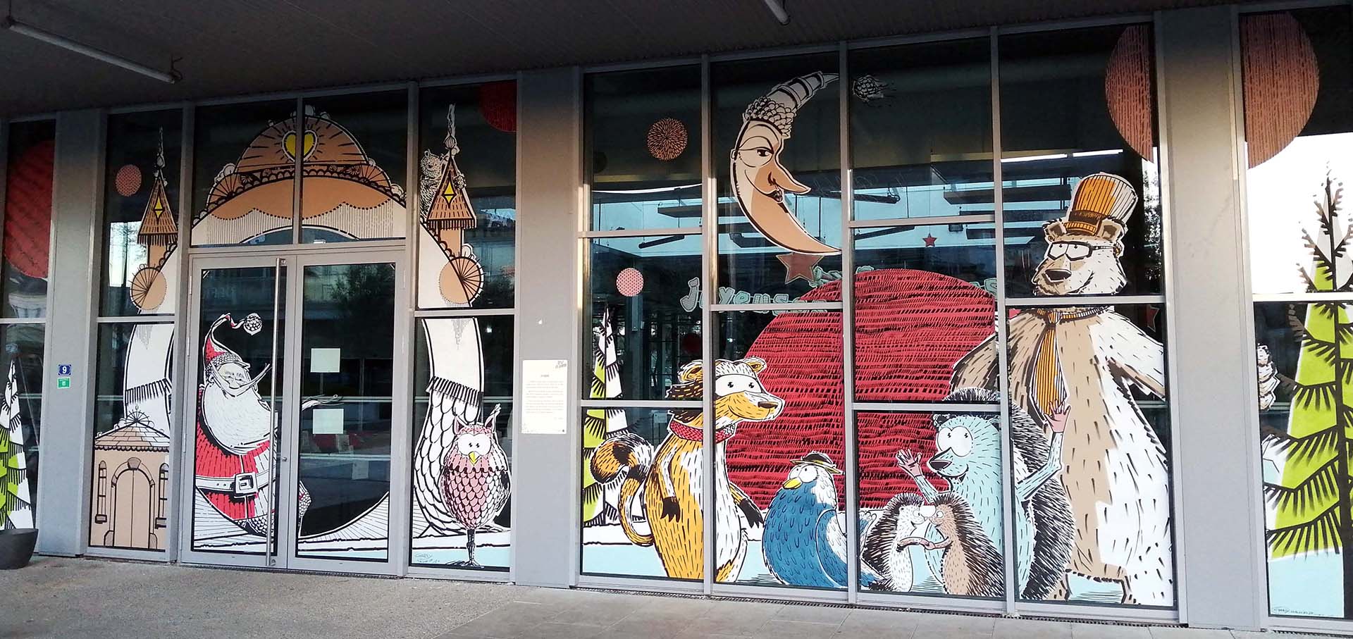 Décor de Noël peint sur la vitrine de la Halle Pagnol