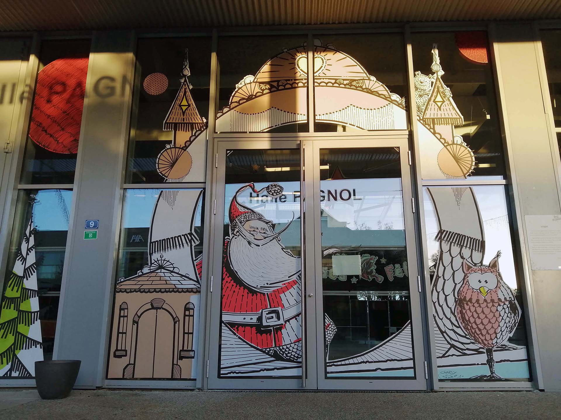 Décor de Noël peint sur la vitrine de la Halle Pagnol
