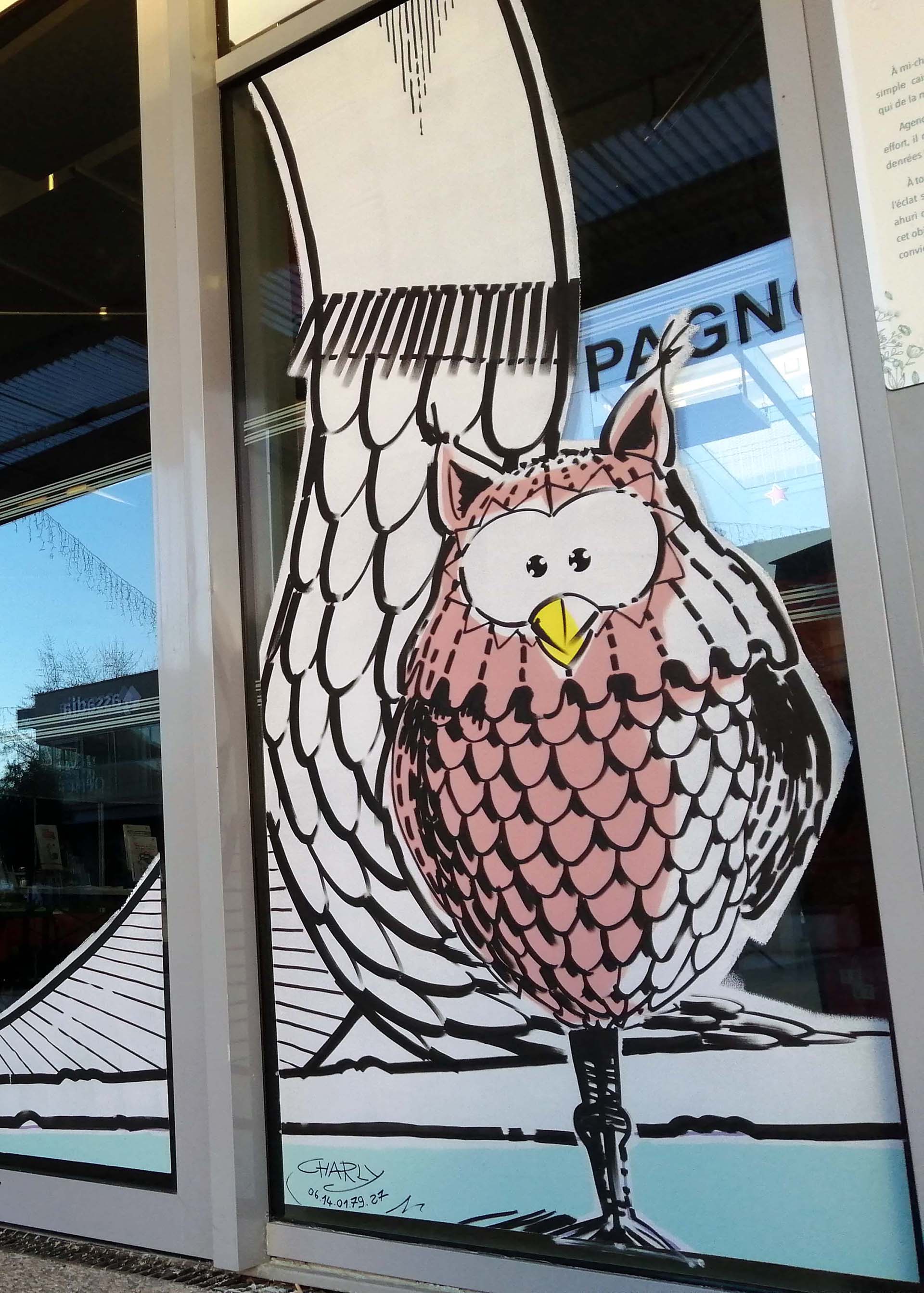 Décor de Noël peint sur la vitrine de la Halle Pagnol