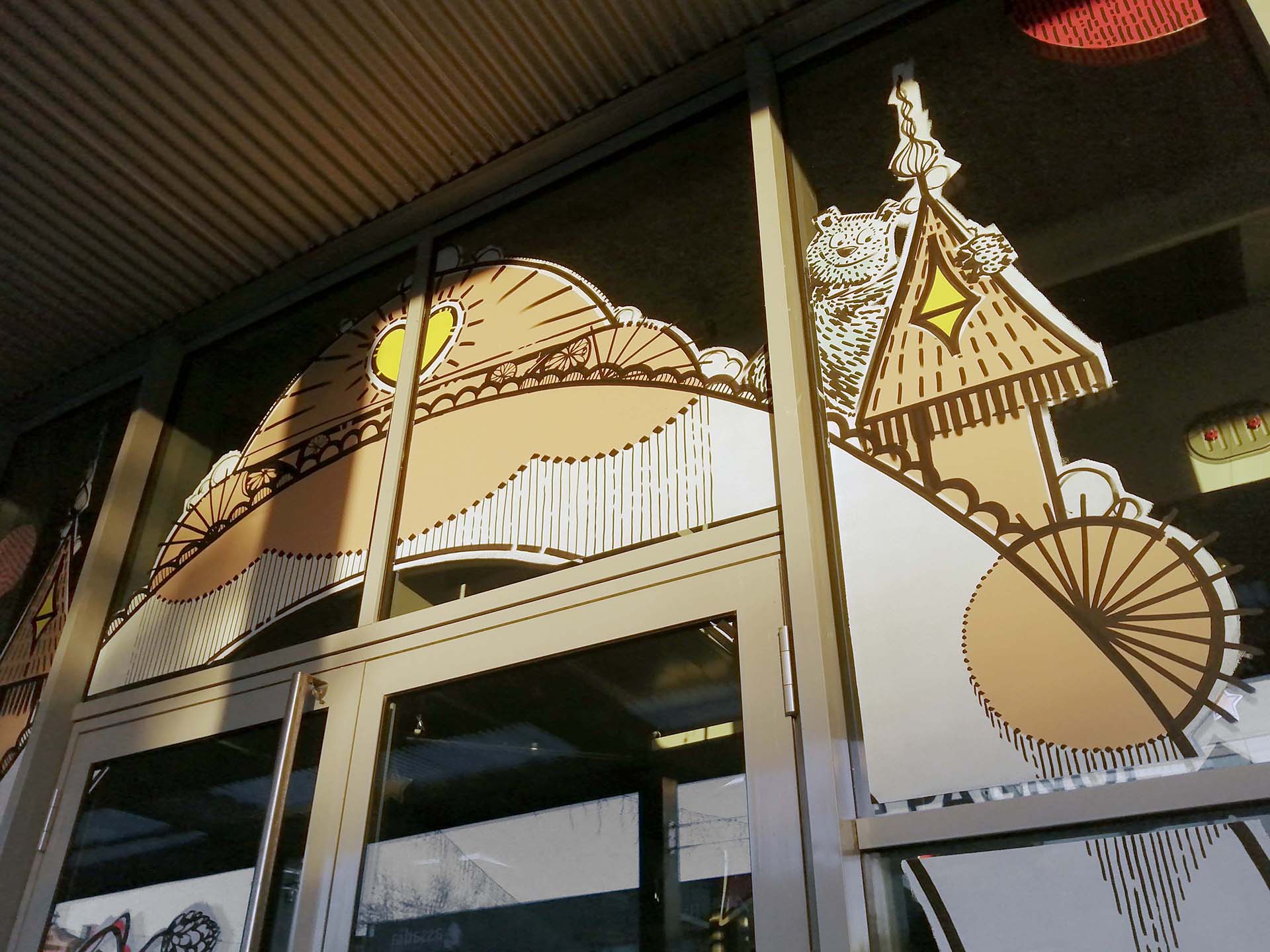 Décor de Noël peint sur la vitrine de la Halle Pagnol