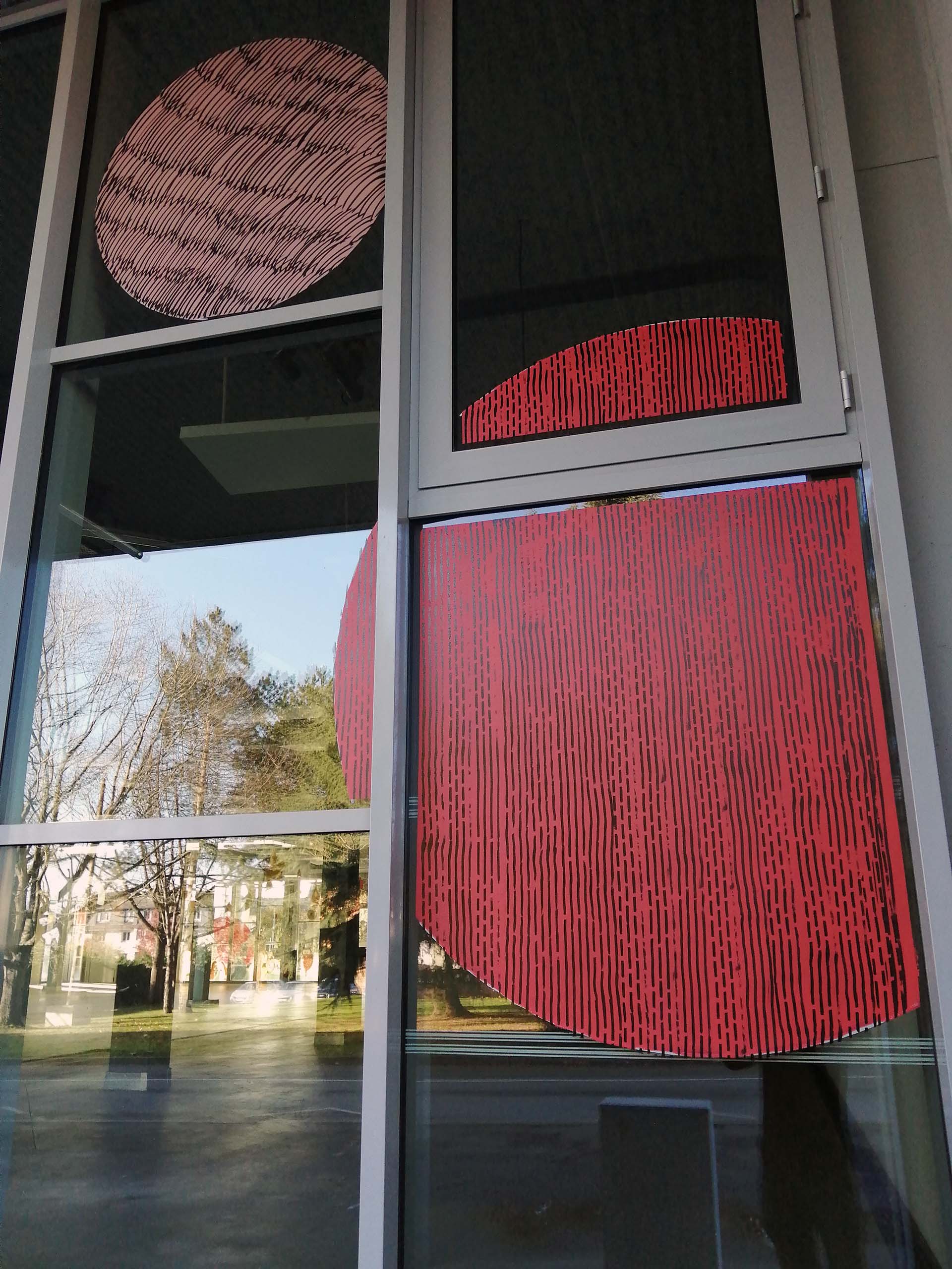 Décor de Noël peint sur la vitrine de la Halle Pagnol