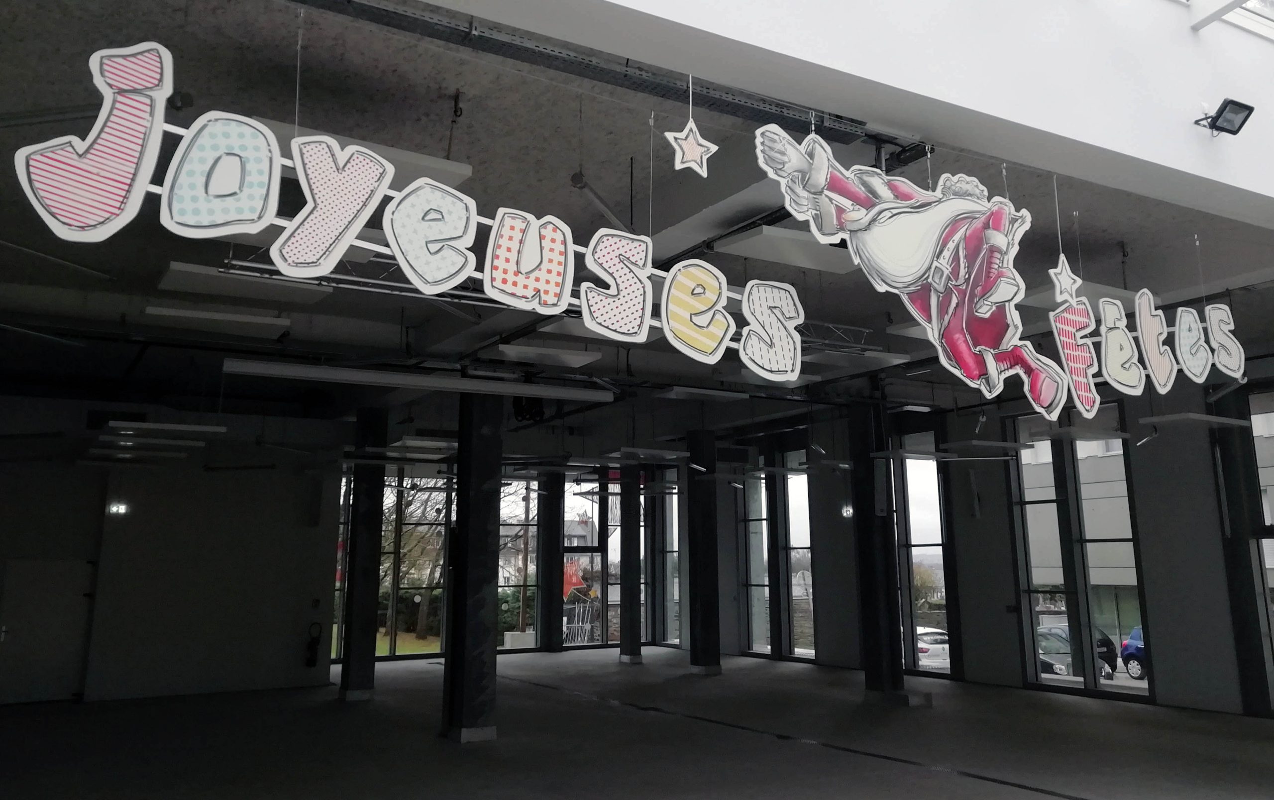 Décors suspendus de Noël pour la Halle Pagnol à Bruz