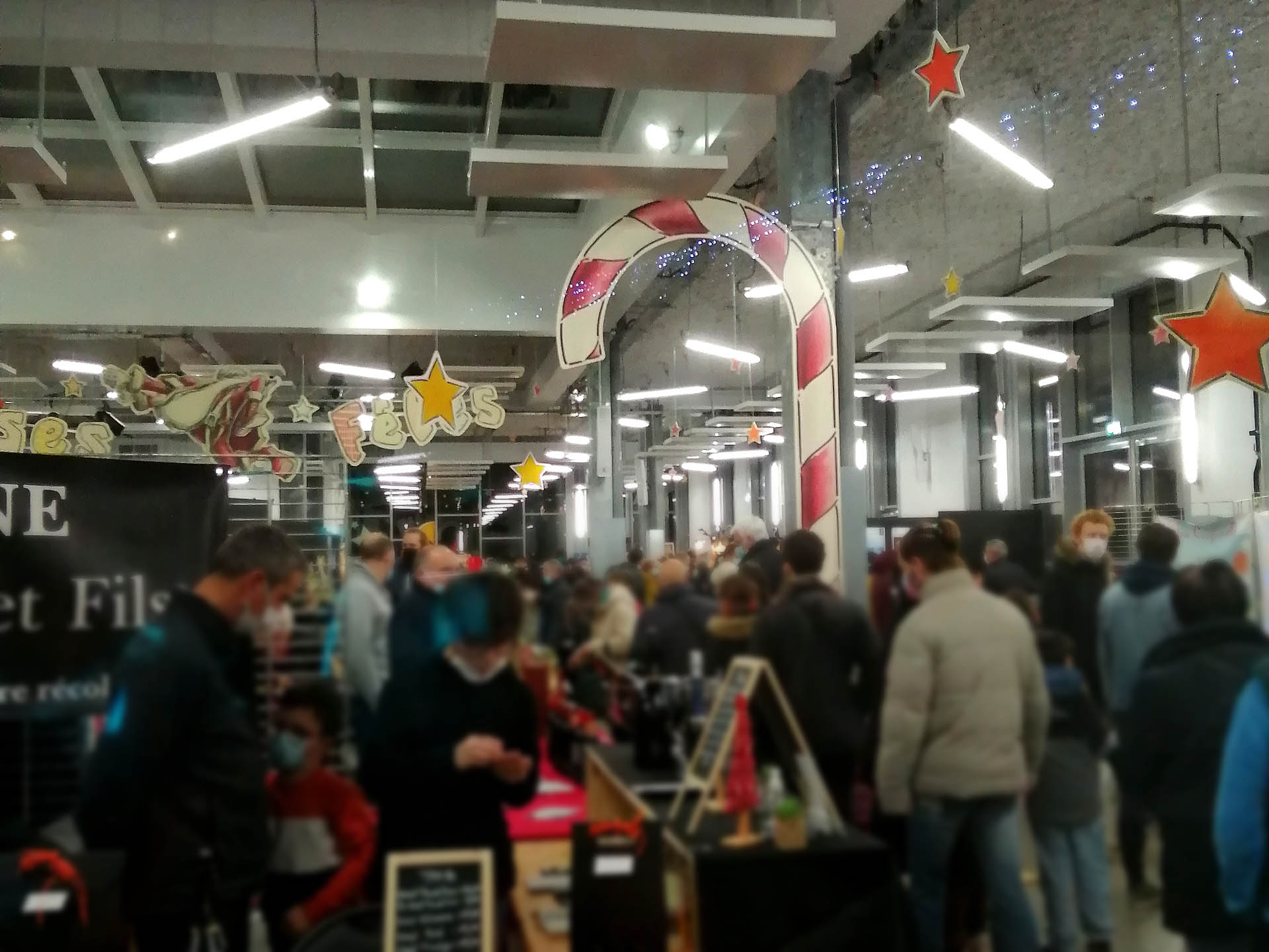 Décors suspendus de Noël pour la Halle Pagnol à Bruz