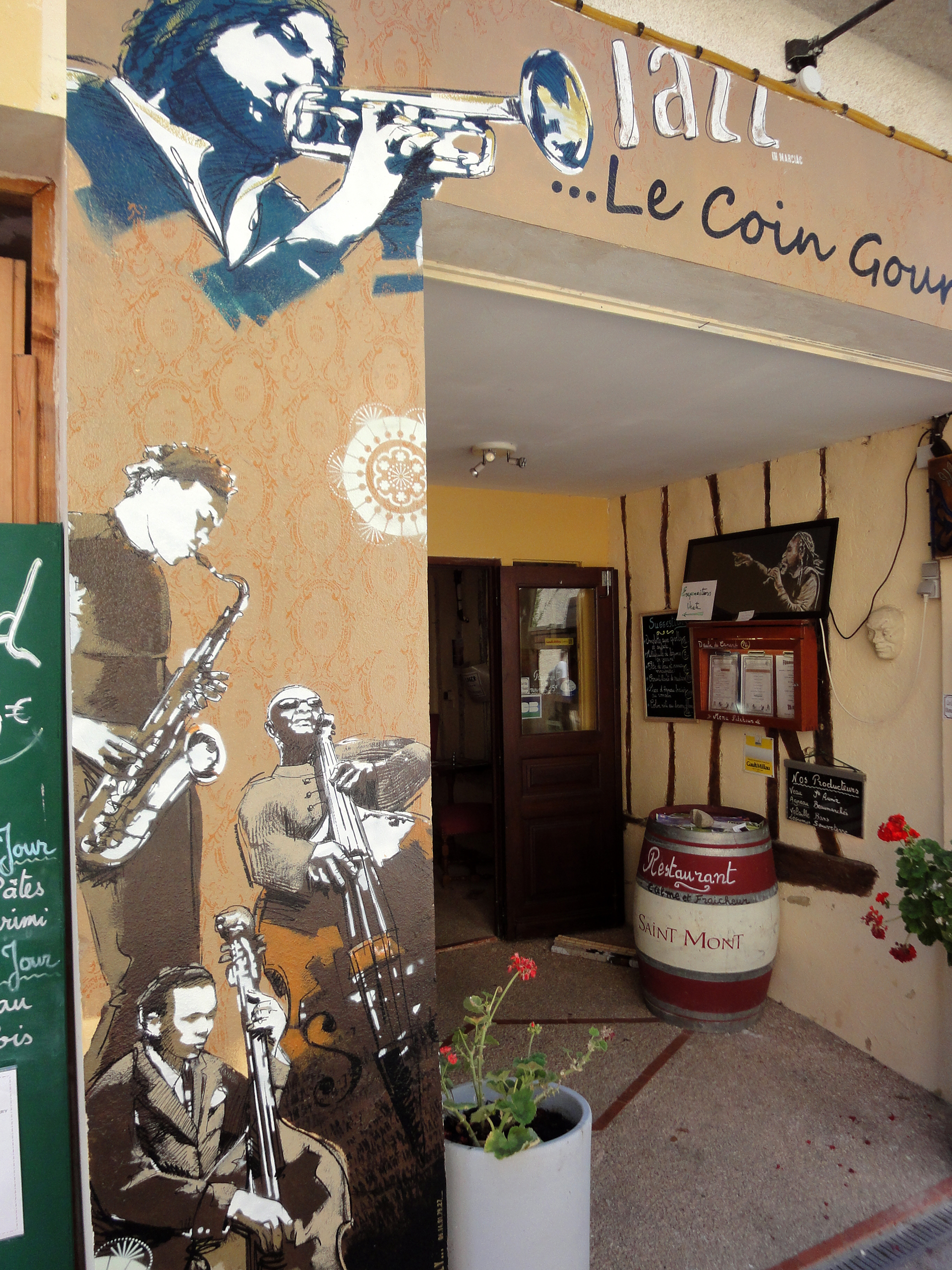 Décors permanents peints pour les commerçants de Jazz in Marciac Festival