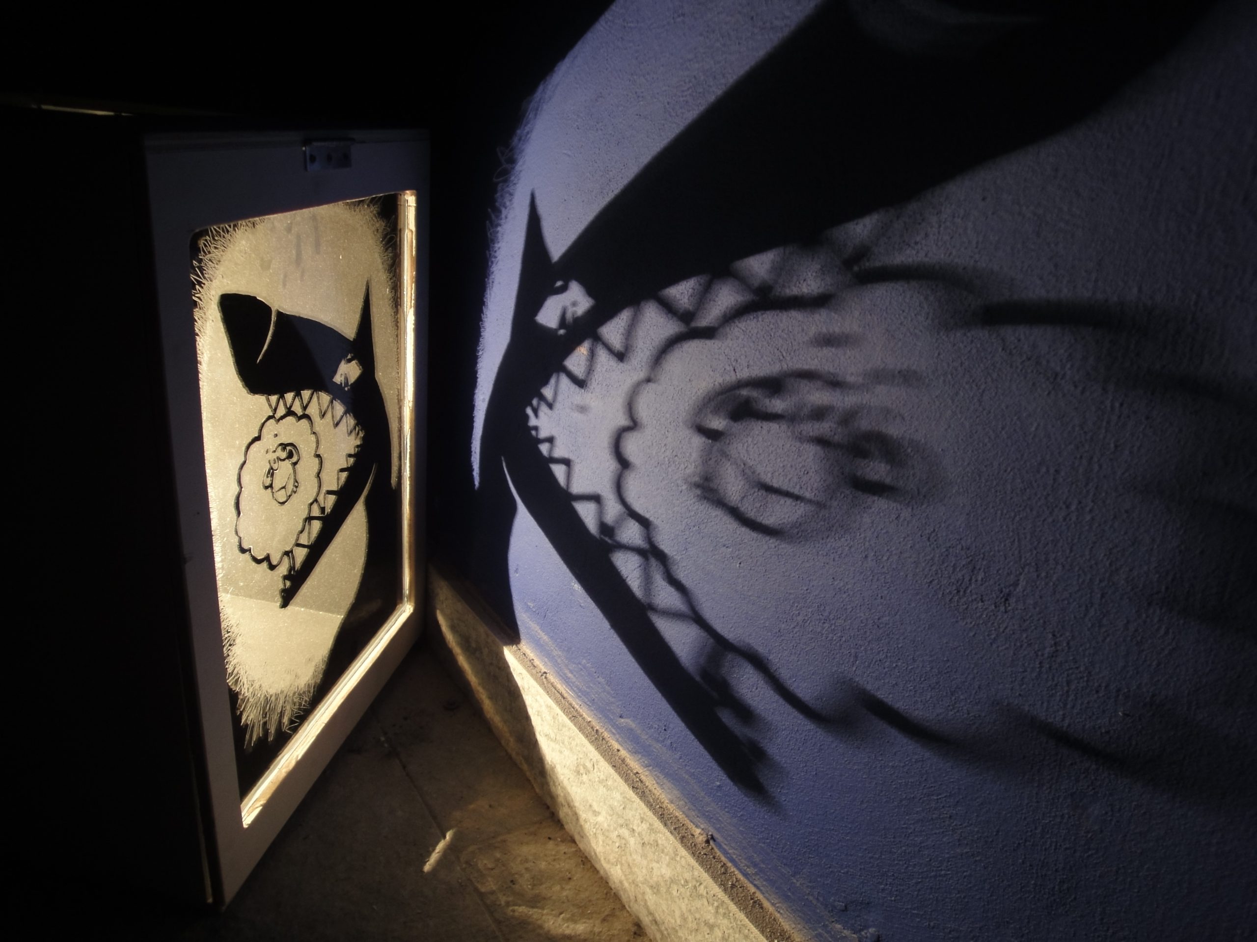 Boîtes lumineuses projetant des ombres de contes du loup au Musée d’Entracque