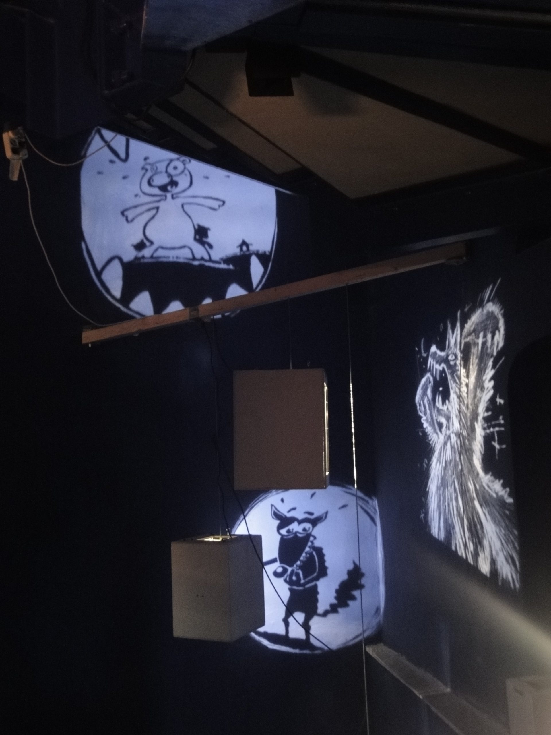 Boîtes lumineuses projetant des ombres de contes du loup au Musée d’Entracque