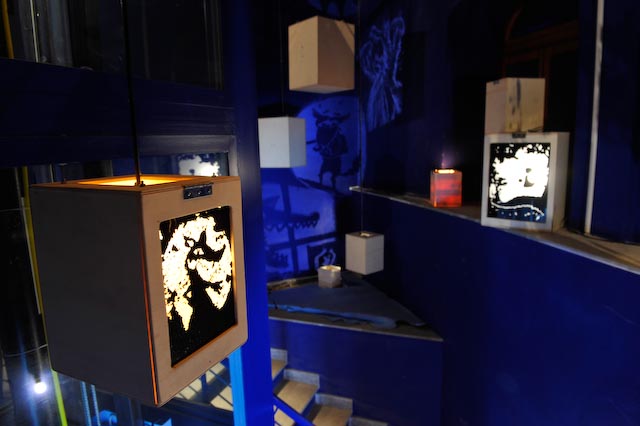 Boîtes lumineuses projetant des ombres de contes du loup au Musée d’Entracque