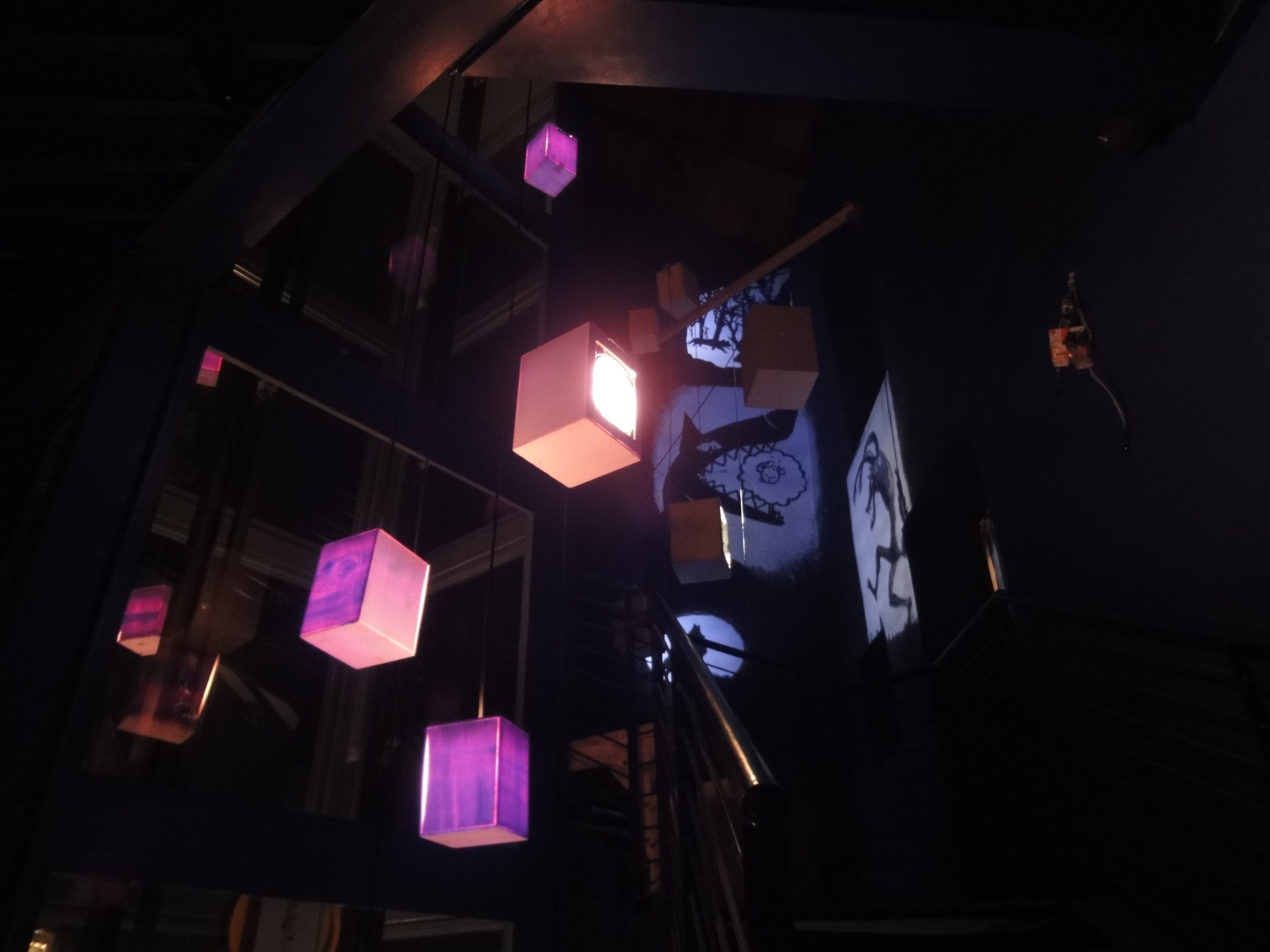 Boîtes lumineuses projetant des ombres de contes du loup au Musée d’Entracque