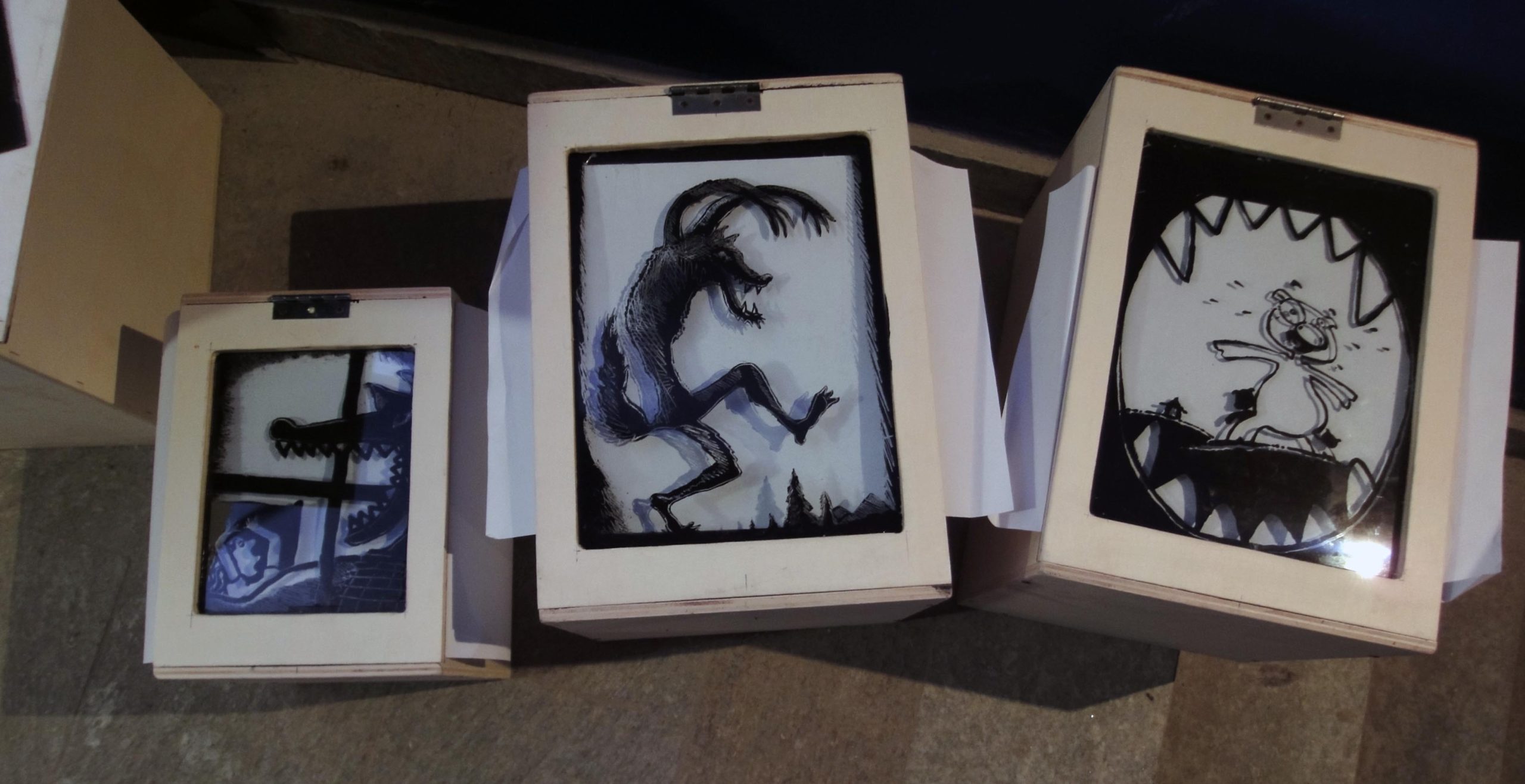 Boîtes lumineuses projetant des ombres de contes du loup au Musée d’Entracque