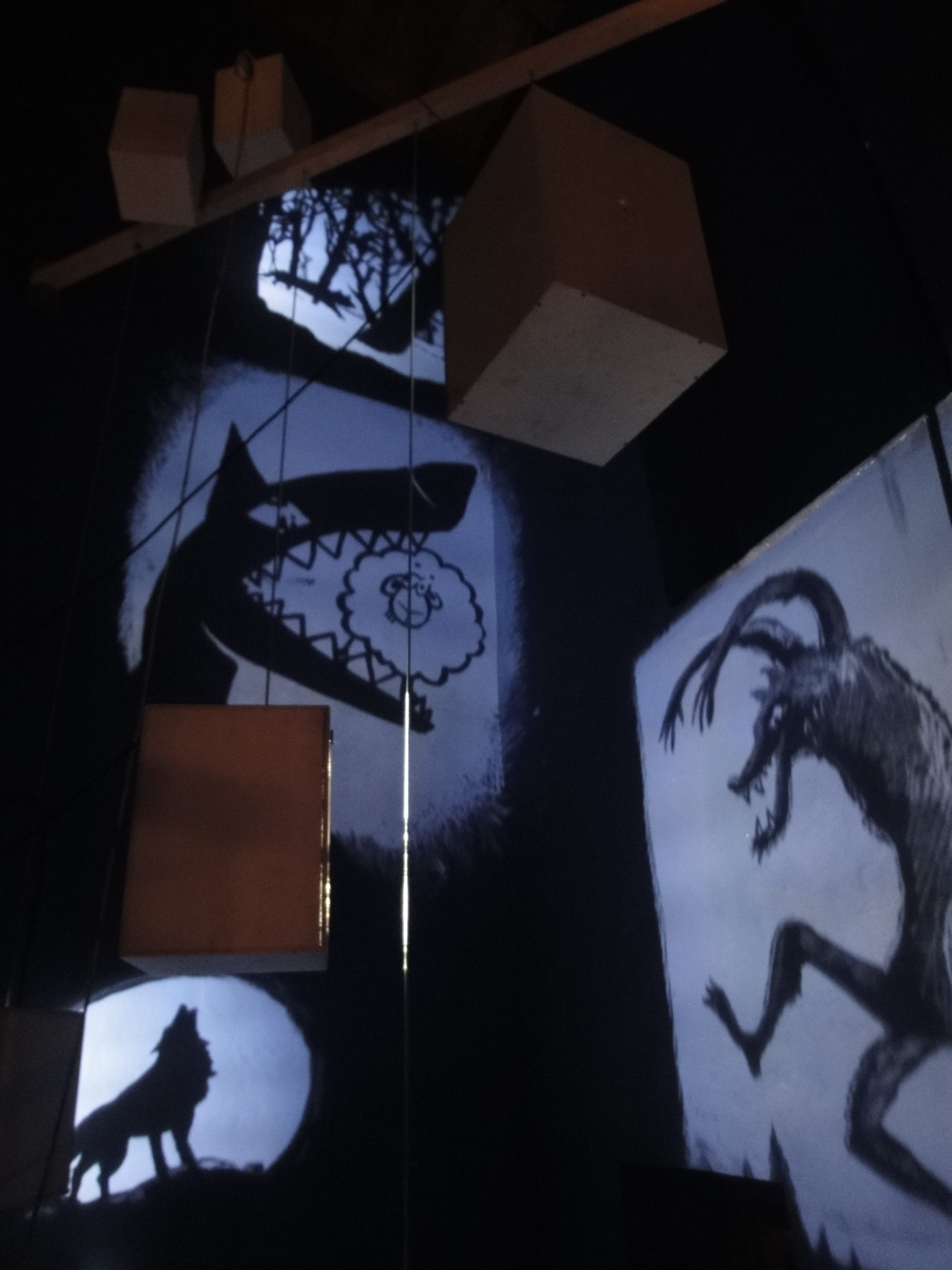 Boîtes lumineuses projetant des ombres de contes du loup au Musée d’Entracque