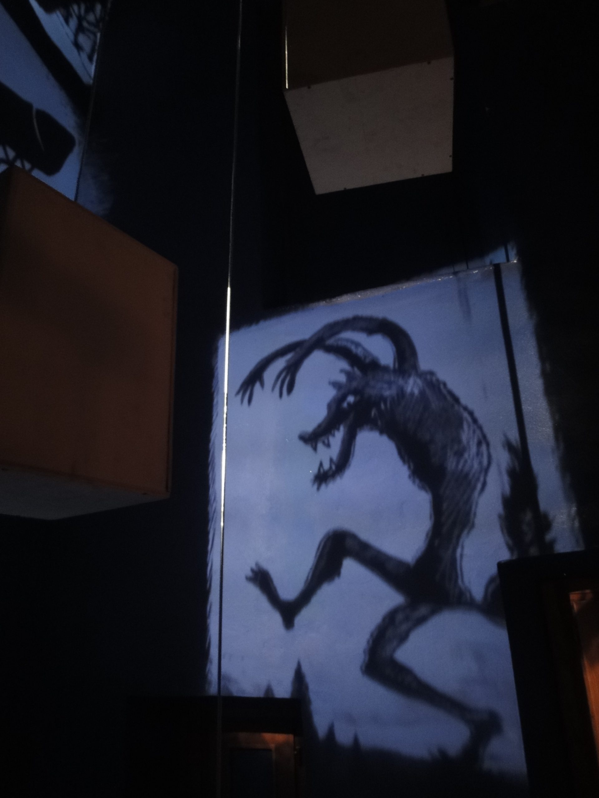 Boîtes lumineuses projetant des ombres de contes du loup au Musée d’Entracque