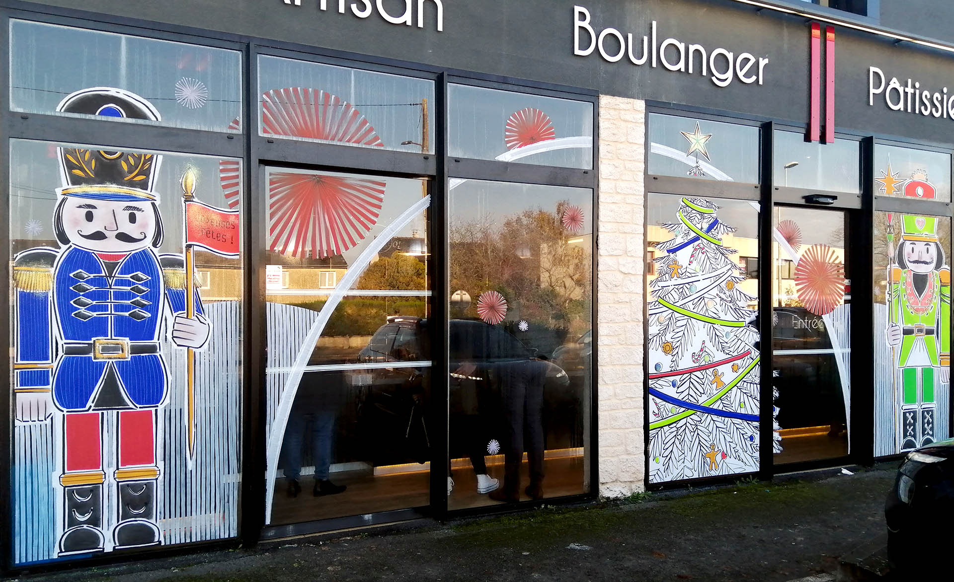 2 casse-noisette et un sapin de noël accompagné de décors en hachures réalisé pour Noël à la boulangerie Corlay de Bruz par l'artiste peintre Jean-Charles Varlet