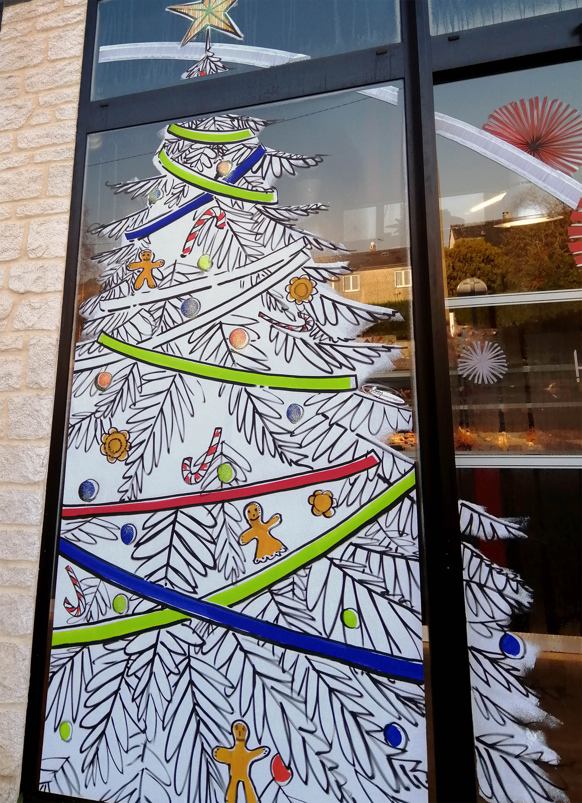 2 casse-noisette et un sapin de noël accompagné de décors en hachures réalisé pour Noël à la boulangerie Corlay de Bruz par l'artiste peintre Jean-Charles Varlet