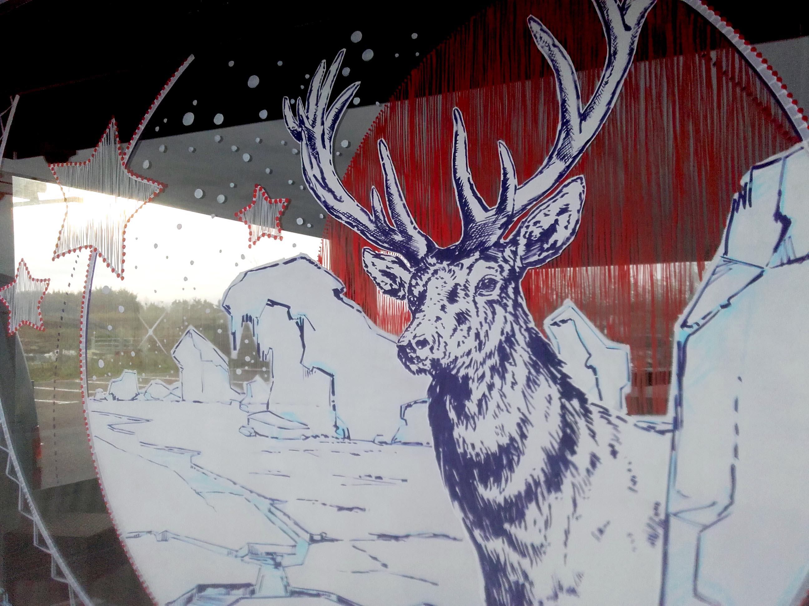 Peinture sur vitrine hivernale nordique avec cerf majestueux pour La Cave à Huître à Caen
