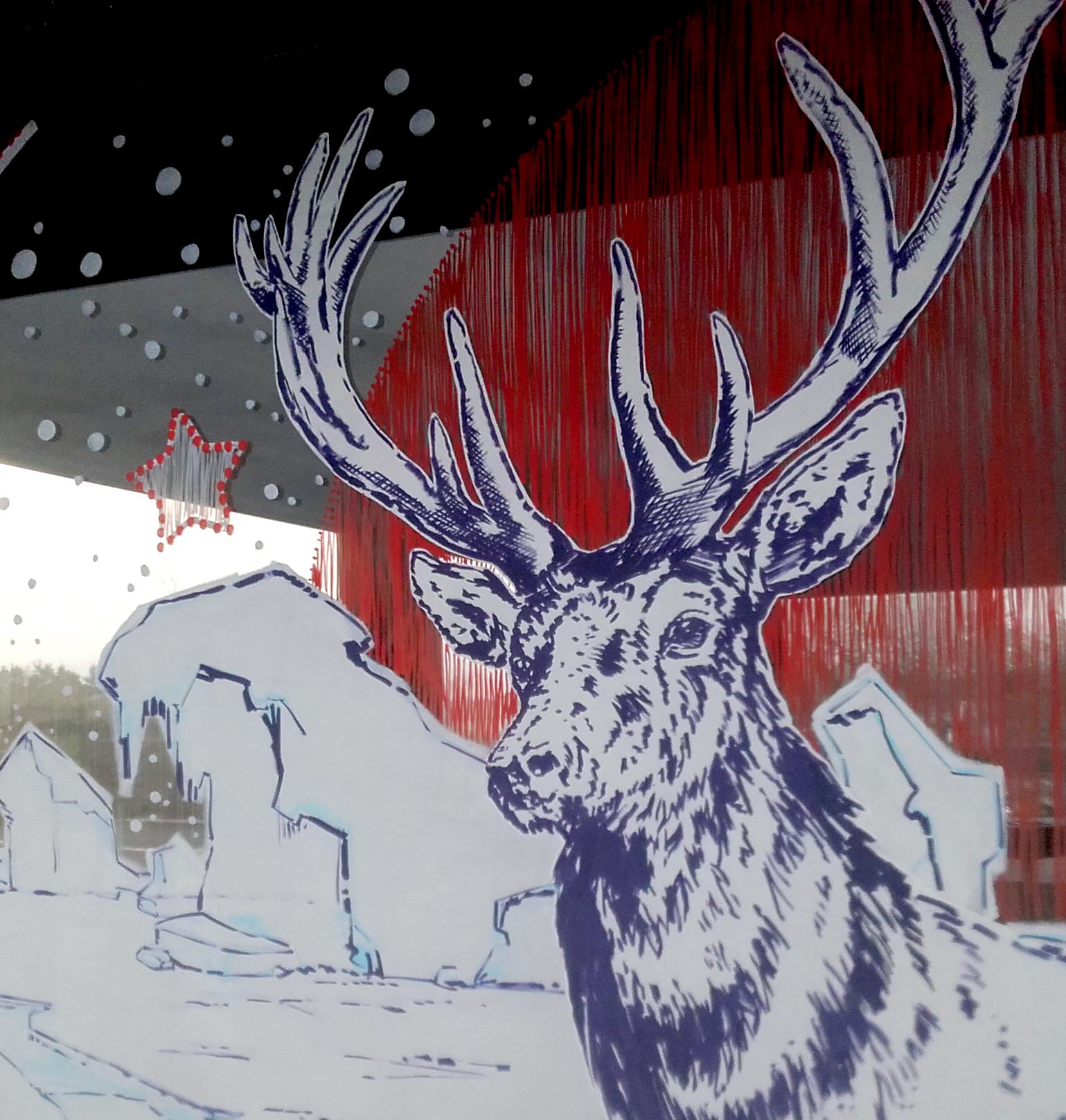 Peinture sur vitrine hivernale nordique avec cerf majestueux pour La Cave à Huître à Caen