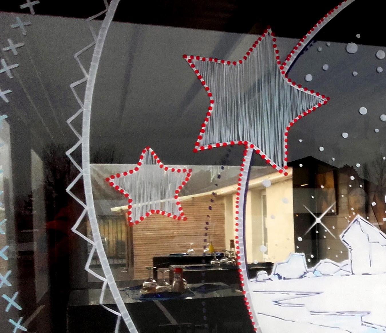 Peinture sur vitrine hivernale nordique avec cerf majestueux pour La Cave à Huître à Caen
