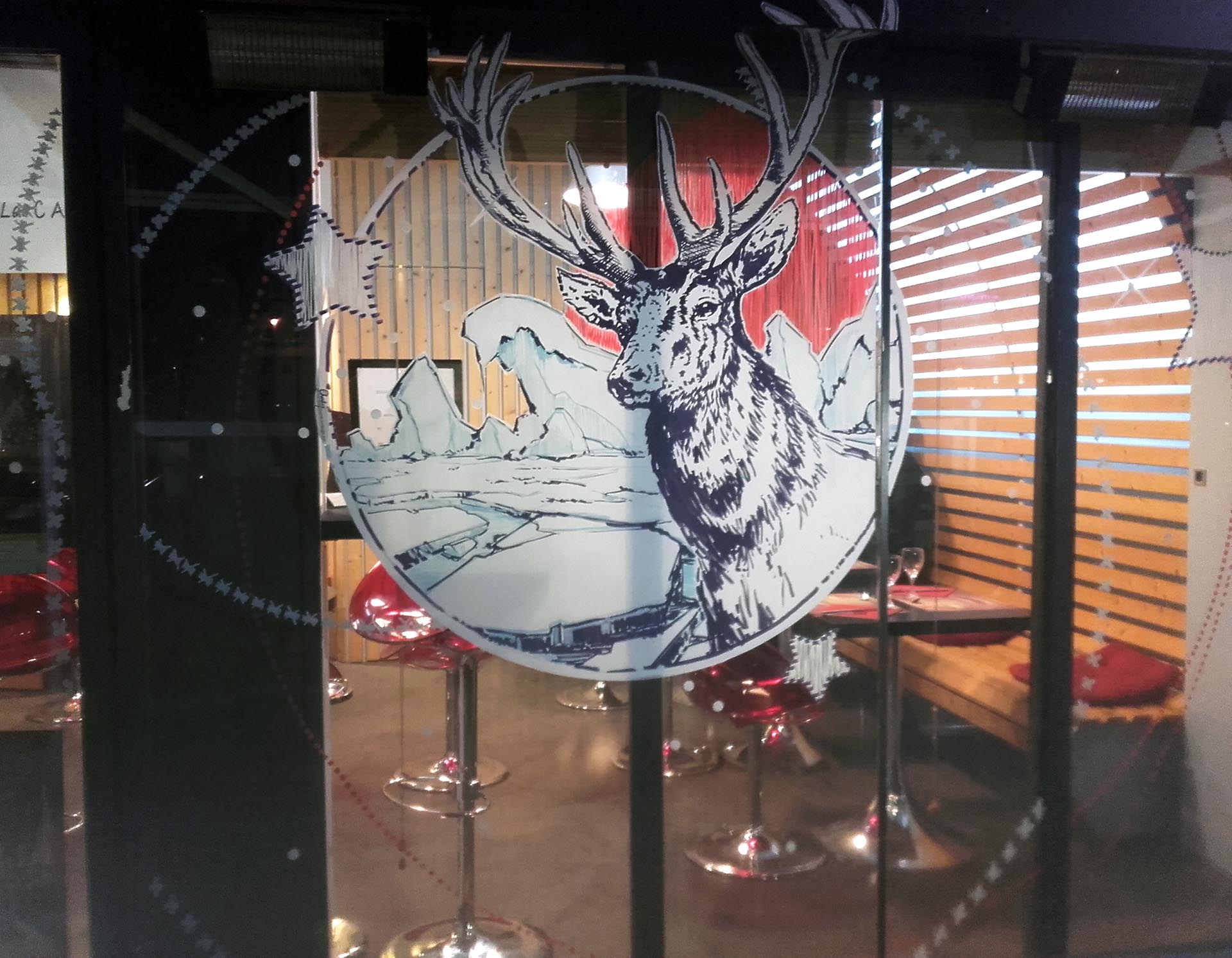 Peinture sur vitrine hivernale nordique avec cerf majestueux pour La Cave à Huître à Caen