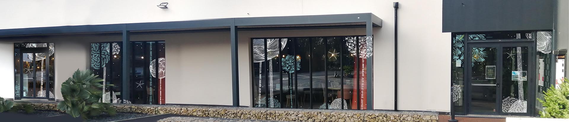 Décor de vitrine de Noël avec arbres stylisés blancs et motifs hivernaux.
