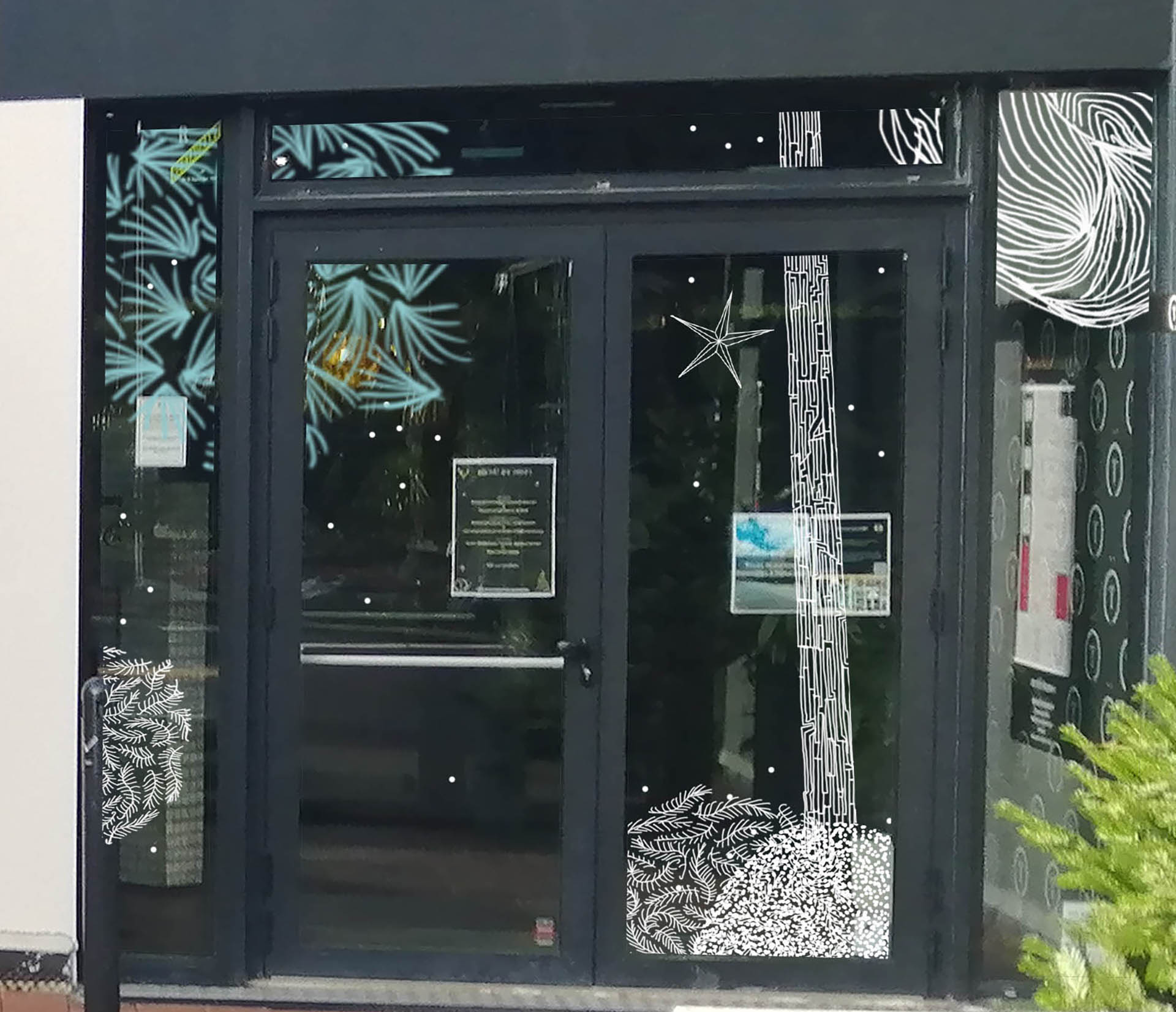 Décor de vitrine de Noël avec arbres stylisés blancs et motifs hivernaux.