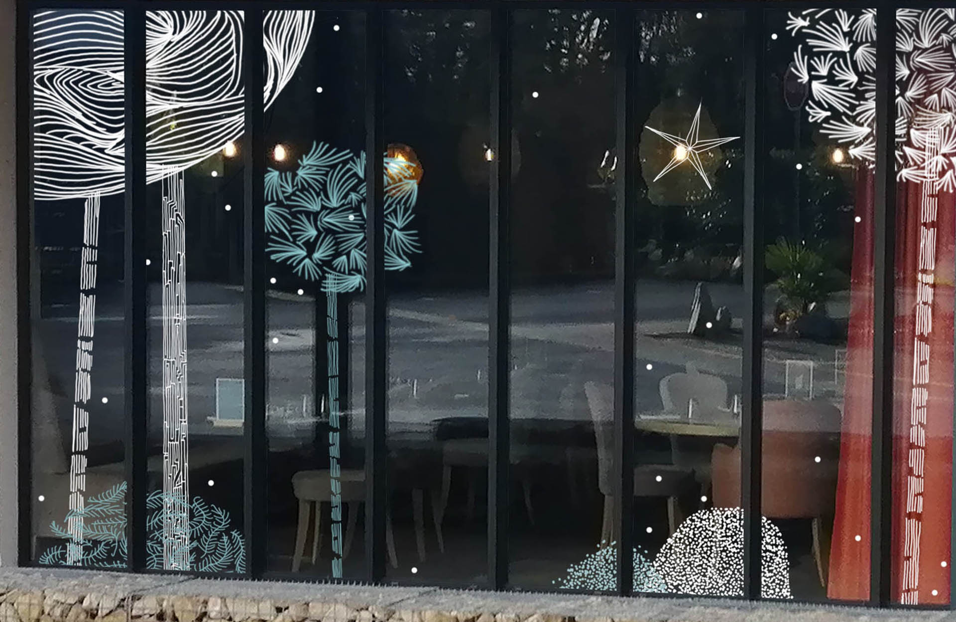 Décor de vitrine de Noël avec arbres stylisés blancs et motifs hivernaux.