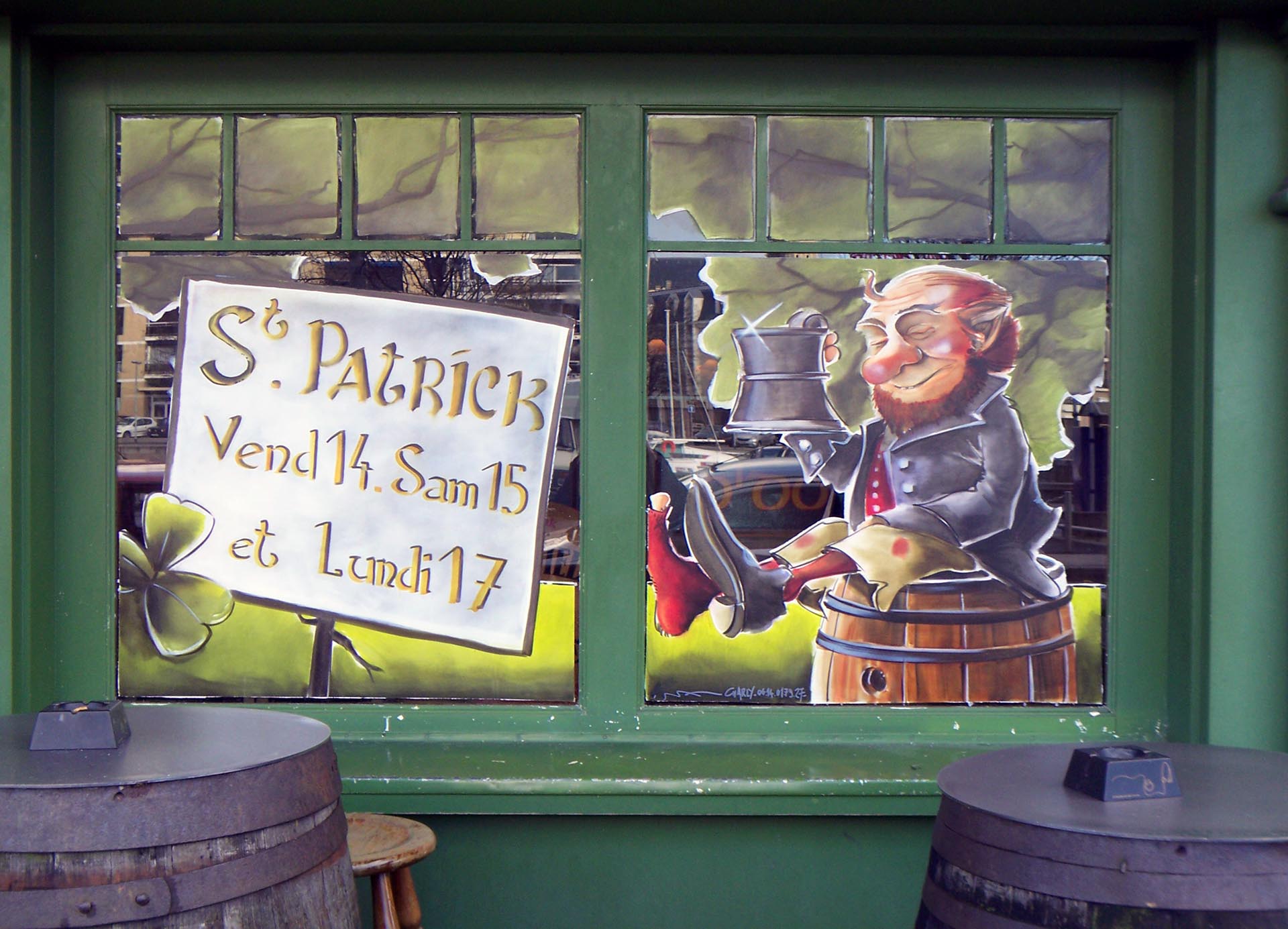 Décor de Saint Patrick peint sur la vitrine du pub O’Donnell’s