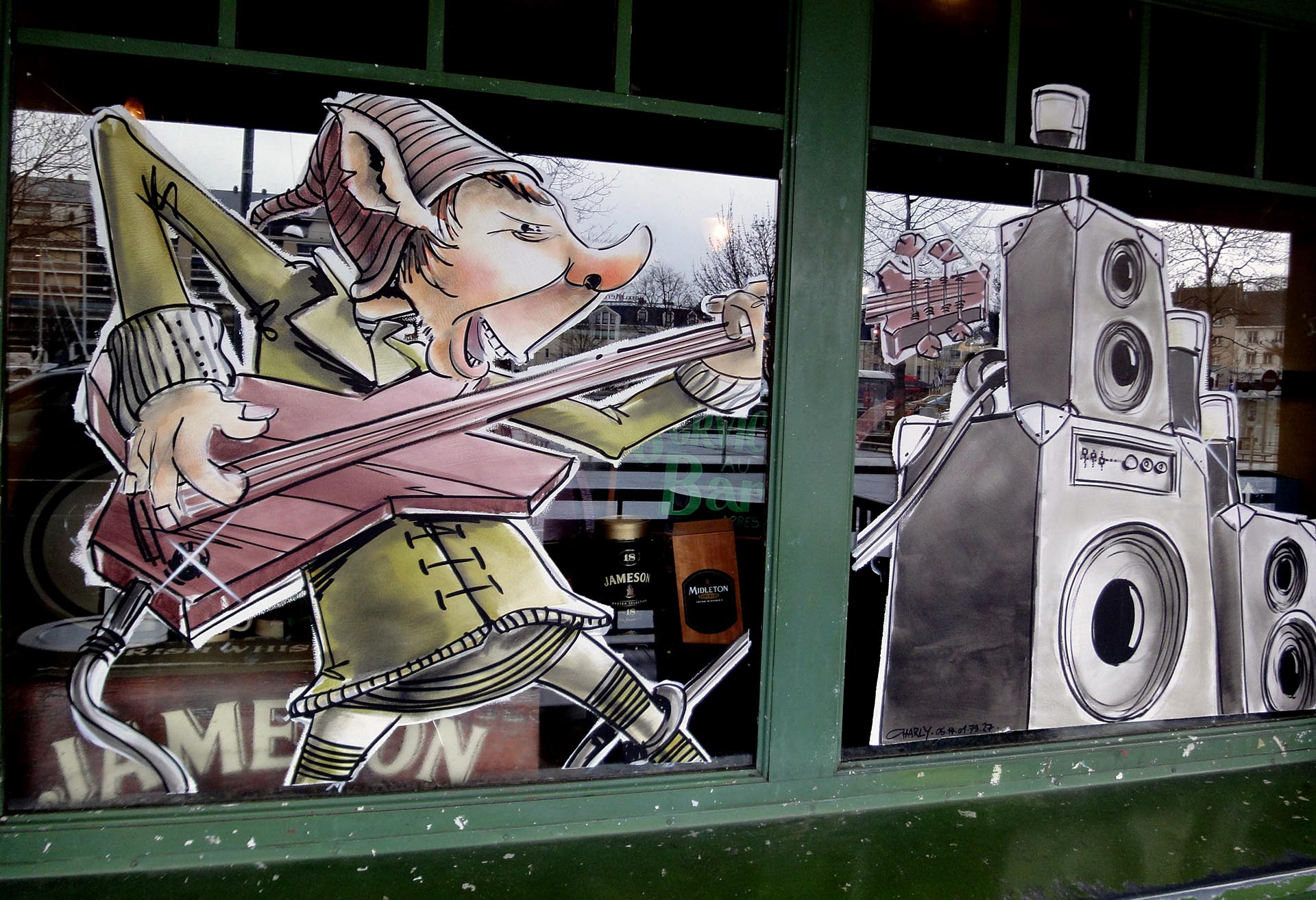 Décor de Saint Patrick sur la vitrine du pub O’Donnell’s