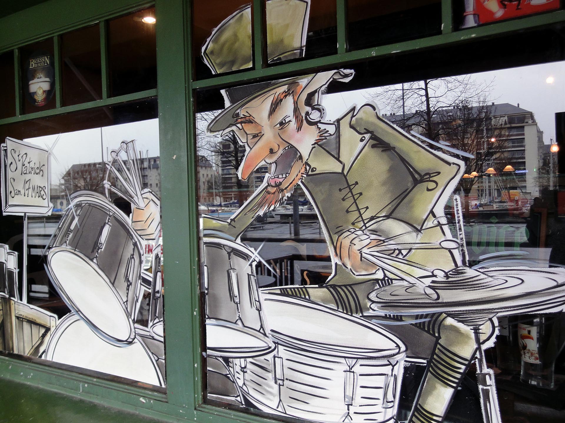 Décor de Saint Patrick sur la vitrine du pub O’Donnell’s