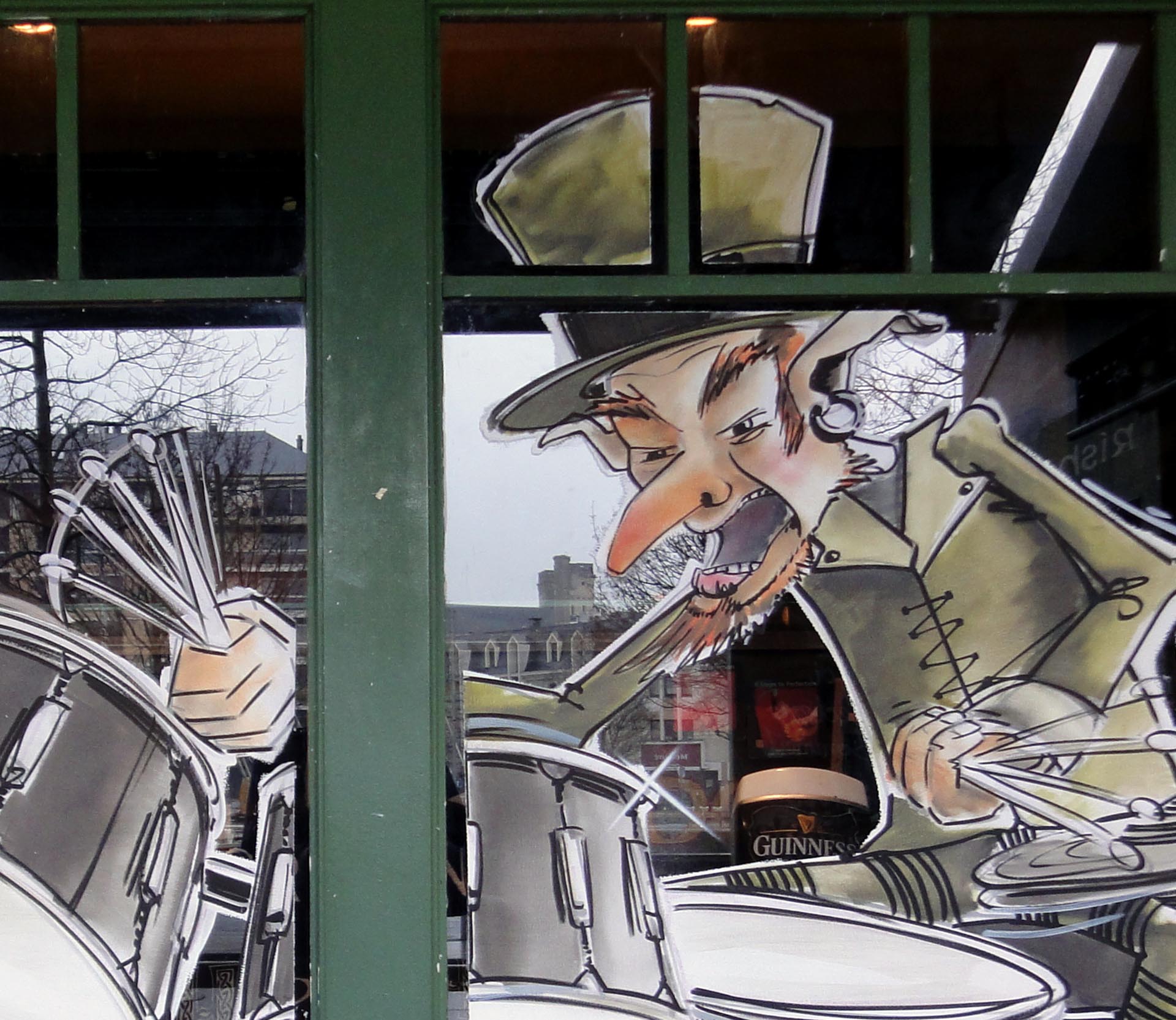 Décor de Saint Patrick sur la vitrine du pub O’Donnell’s