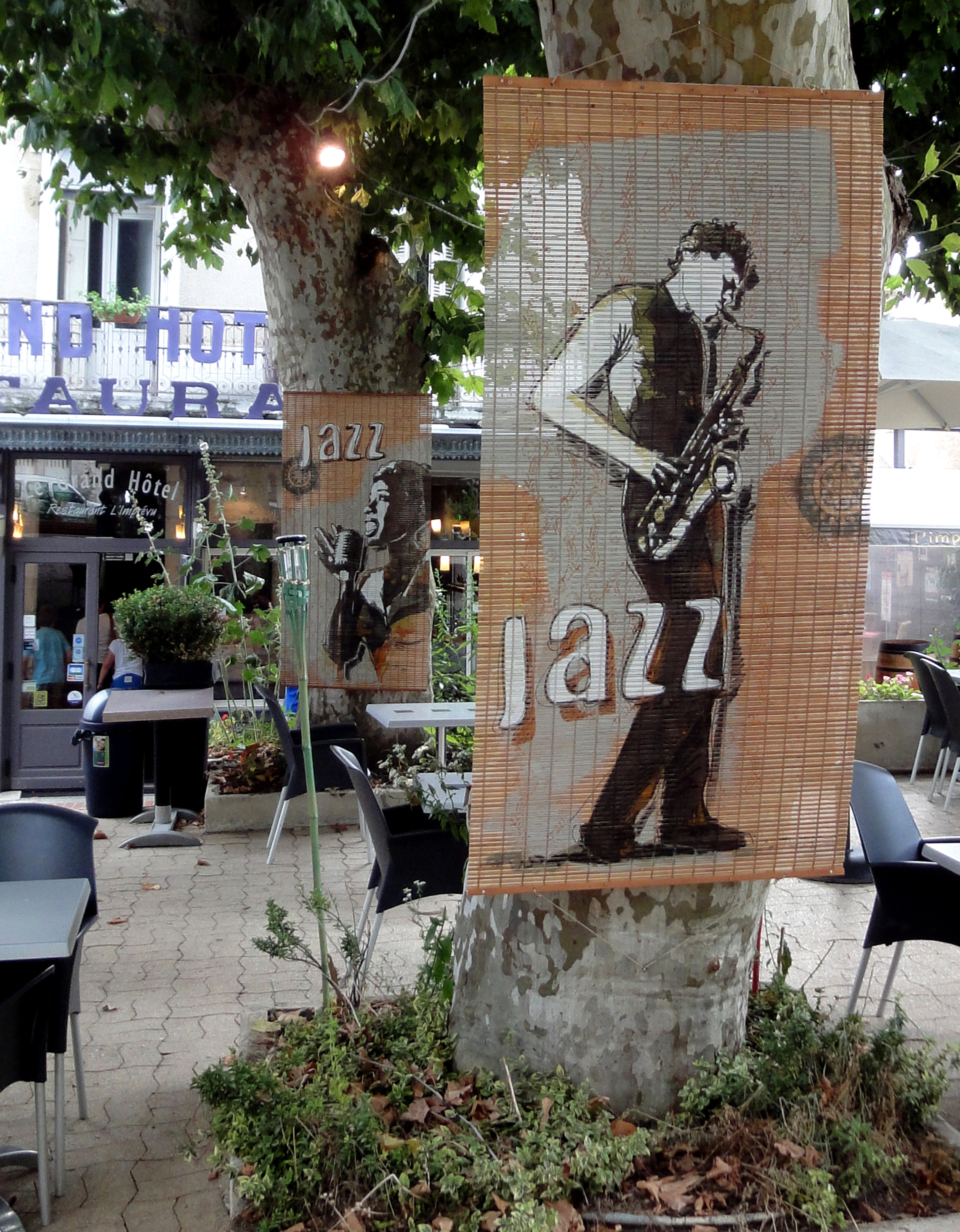 Varlet Jean-Charles - Souillac Jazz Festival - peintures sur kakemonos - vitrines - fresques - décors - commerces - restaurants - café - concerts - scènes - terrasse