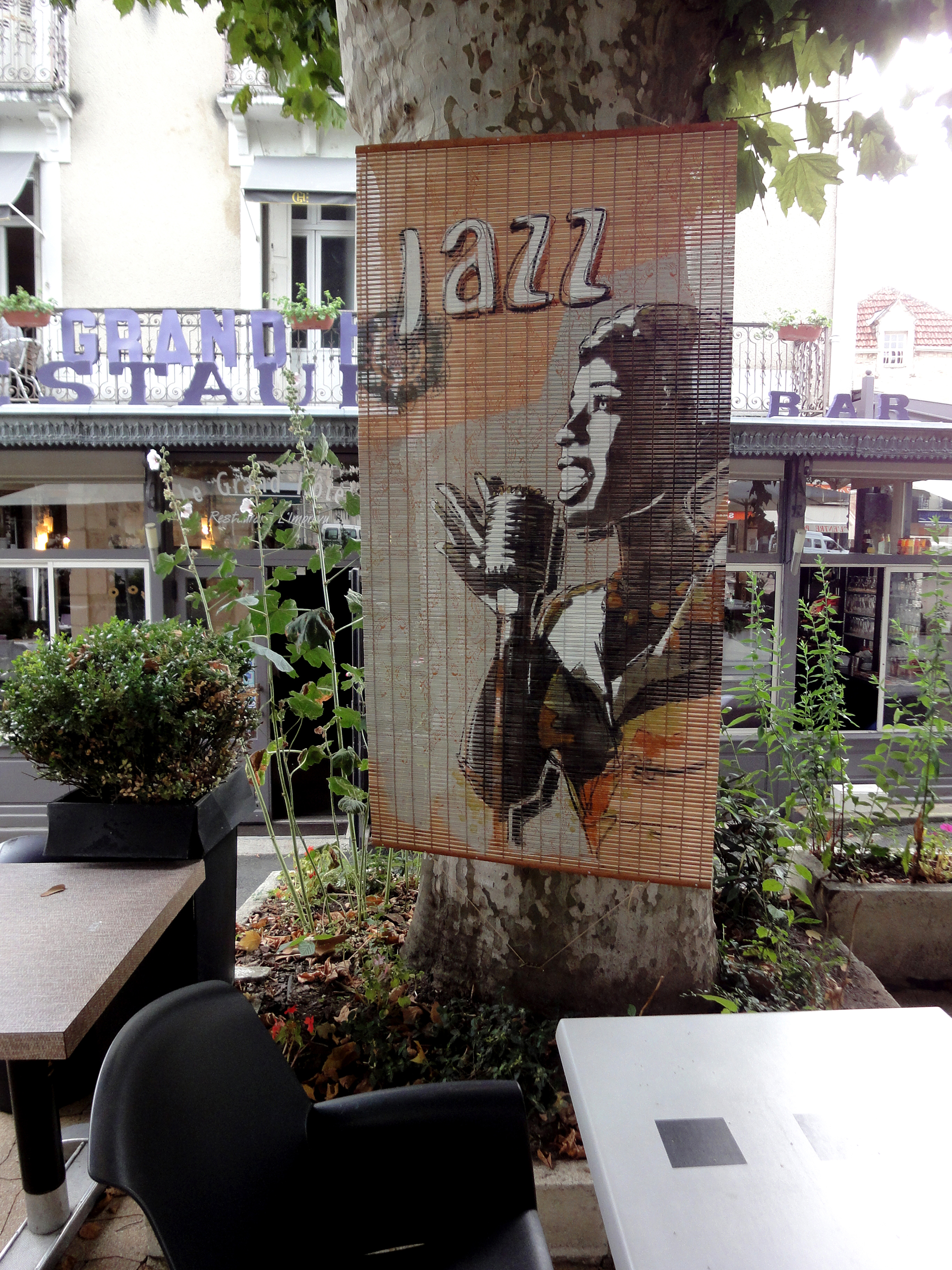 Varlet Jean-Charles - Souillac Jazz Festival - peintures sur kakemonos - vitrines - fresques - décors - commerces - restaurants - café - concerts - scènes - terrasse